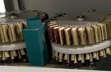 Doppelbürste mit zylindrischen und Disk Werkzeugen bestückt
