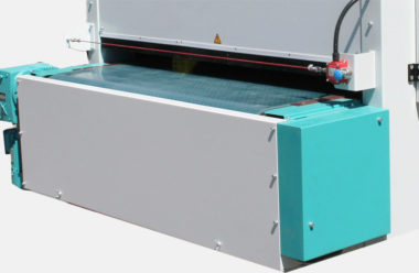 Special vacuum conveyor belt with cleaning station