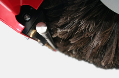 An ionization bar with integrated air knife takes the static load off the work pieces.