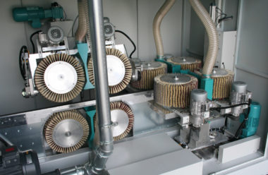 W pełni automatyczne szlifowanie ze wszystkich stron wszystkich elementów okien iV 70-105 i systemów drewniano-aluminiowych.
